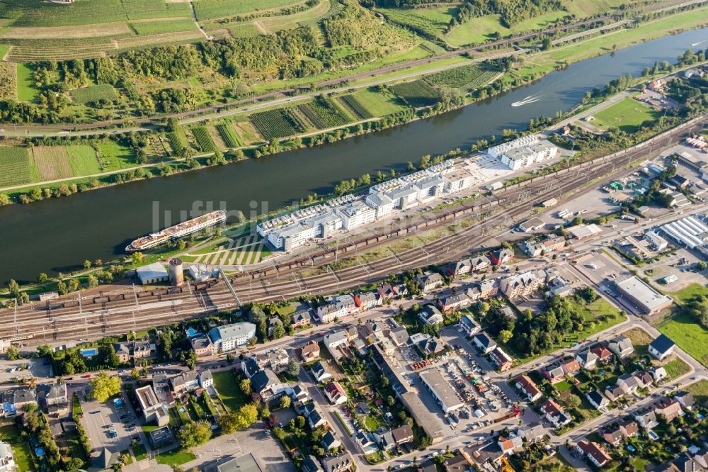 Luftaufnahme Mertert - Wohngebäude an ehemaligen Hafenanlagen am Ufer des Flußverlaufes der Mosel Esplanade de la Moselle in Wasserbillig in Grevenmacher, Luxemburg