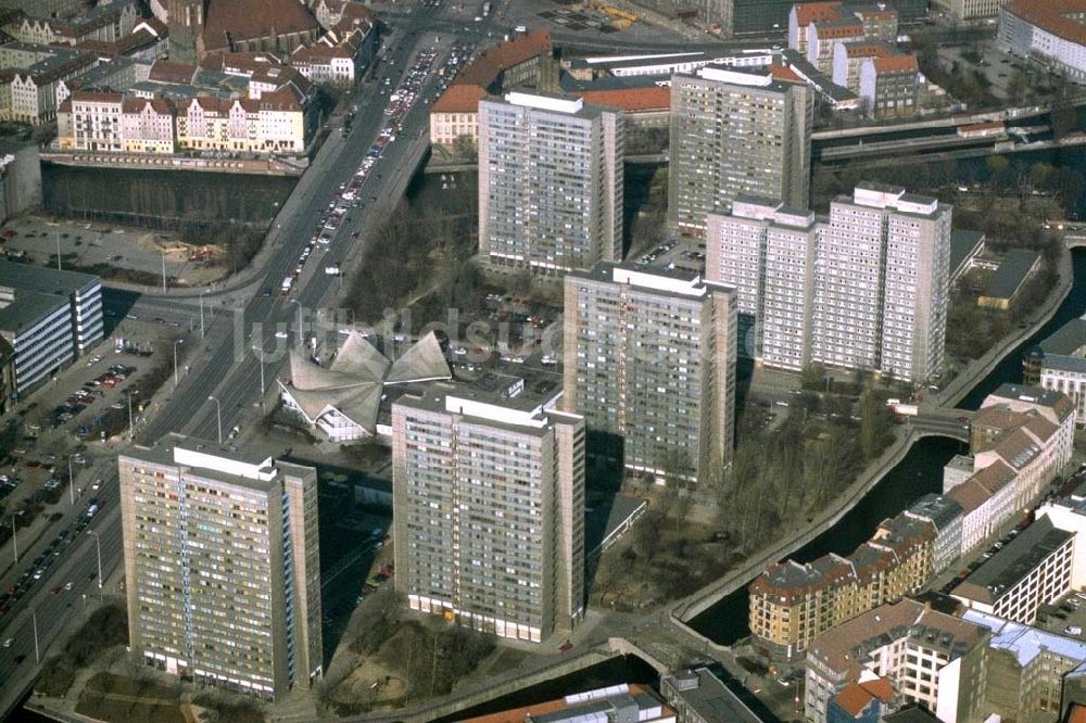 Berlin aus der Vogelperspektive: Wohngebäude auf der Fischerinsel in Berlin Mitte.