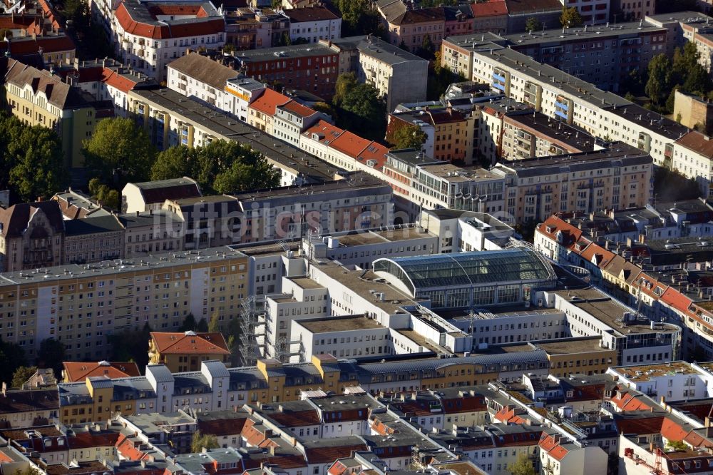 Luftbild Berlin - Wohngebäude und Geschäftsgebäude zwischen Rigaer Straße und Scharnweberstraße an der Grenze der Stadtteile Lichtenberg und Friedrichshain in Berlin