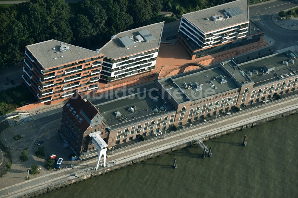 Hamburg aus der Vogelperspektive: Wohngebäude- Komplex Elbdeck und Event Location und Bürogebäude Altonaer Kaispeicher im Ortsteil Neumühlen in Hamburg. Die Wohngebäude stehen hinter dem historische Bauwerk am nördlichen Elbufer