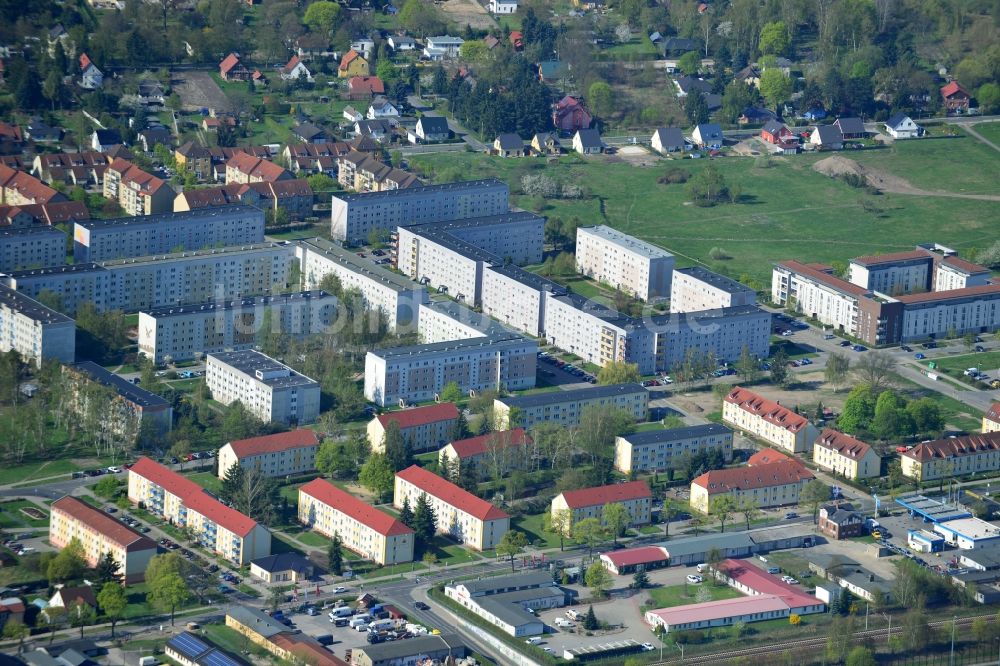 Luftaufnahme Falkensee - Wohngebäude einer Plattenbau - Siedlung aus DDR Zeiten der Wohnungsbaugenossenschaft Falkenhorst eG in Falkensee im Bundesland Brandenburg