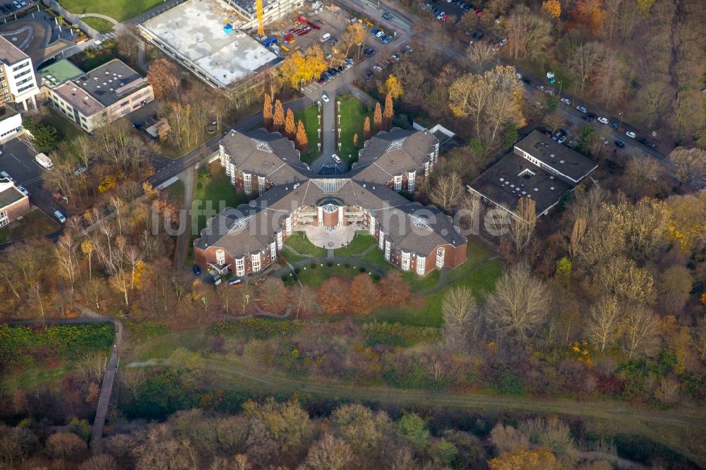 Duisburg aus der Vogelperspektive: Wohngebäude vom Wohnstift Walter Cordes am Röttgersbach gGmbH im Ortsteil Hamborn in Duisburg im Bundesland Nordrhein-Westfalen