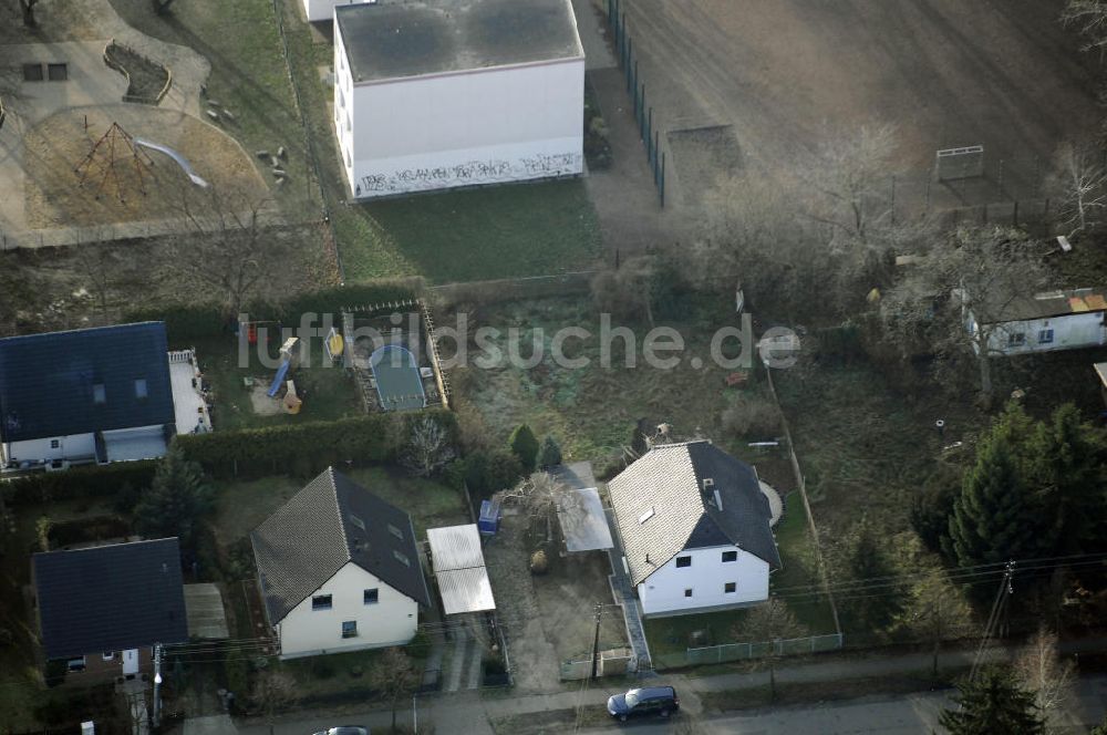 Berlin aus der Vogelperspektive: Wohngegend an der Bergedorfer Straße in 12621 BERLIN Kaulsdorf-Süd