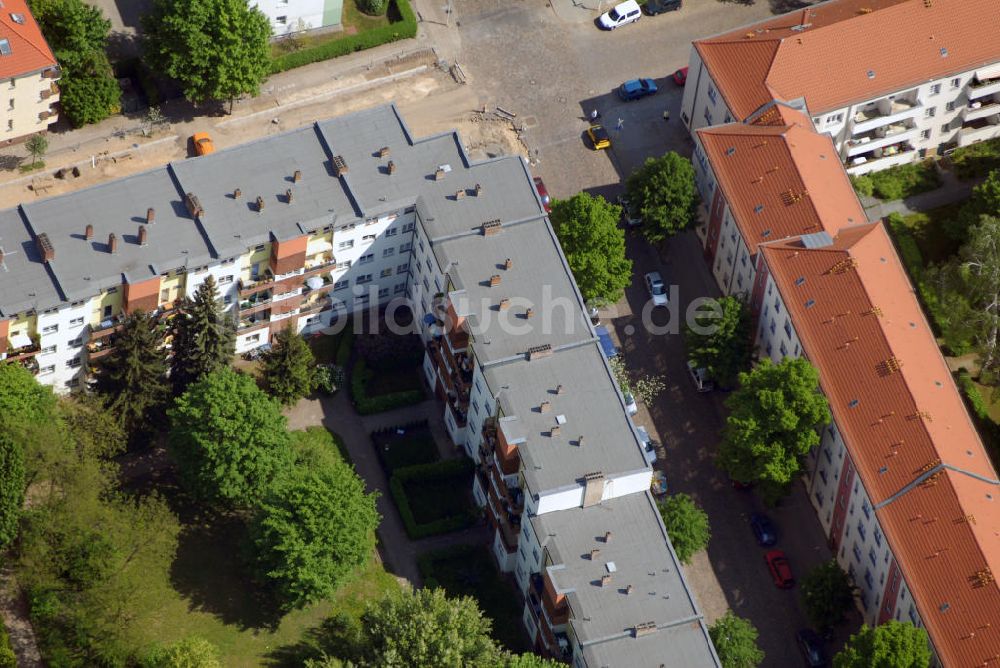 Berlin von oben - Wohnhaus Archenholdstraße Ecke Bitzkestraße