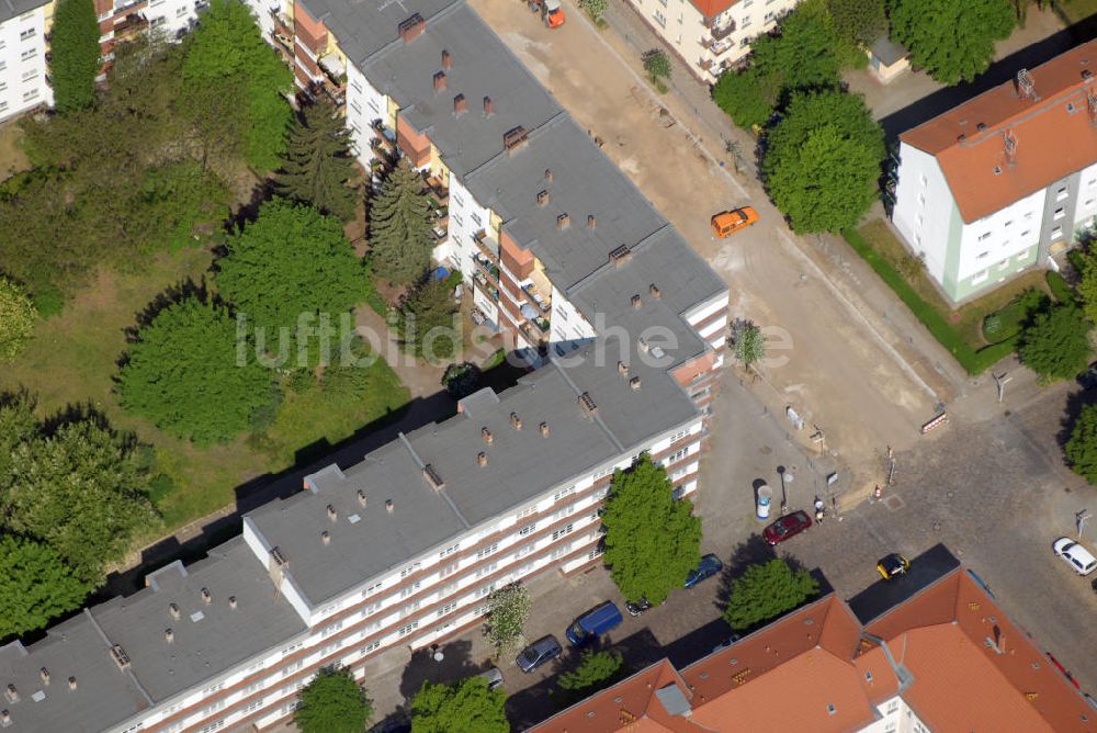 Berlin aus der Vogelperspektive: Wohnhaus Archenholdstraße Ecke Bitzkestraße