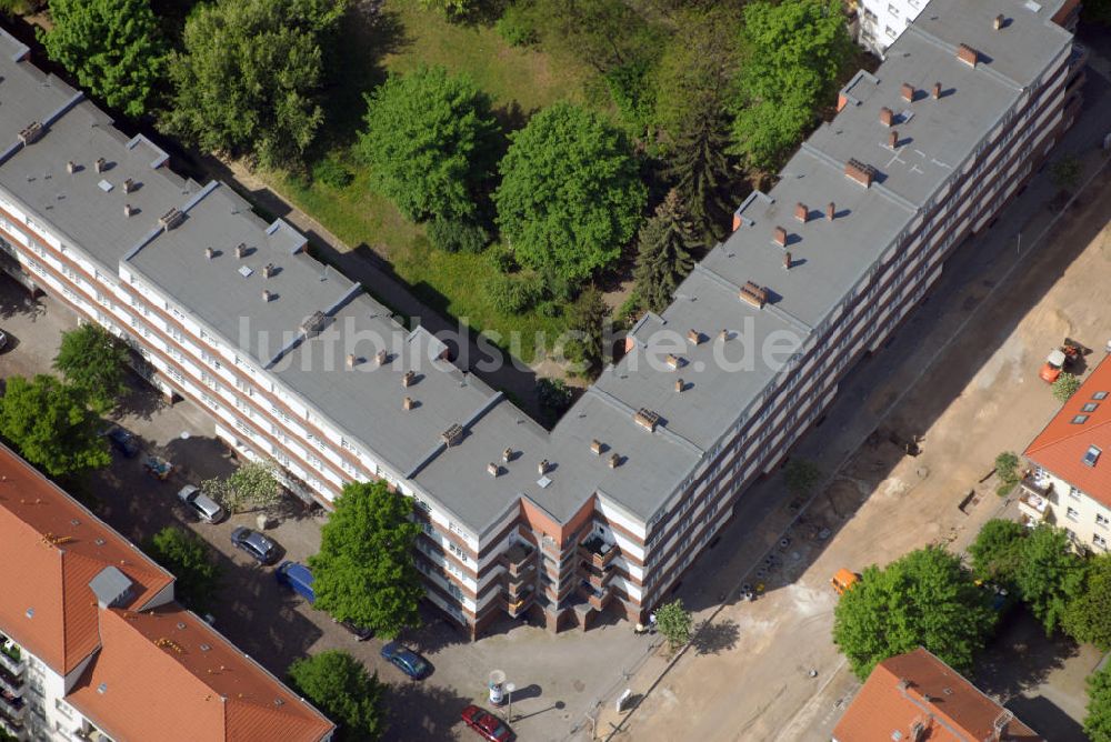 Berlin aus der Vogelperspektive: Wohnhaus Archenholdstraße Ecke Bitzkestraße