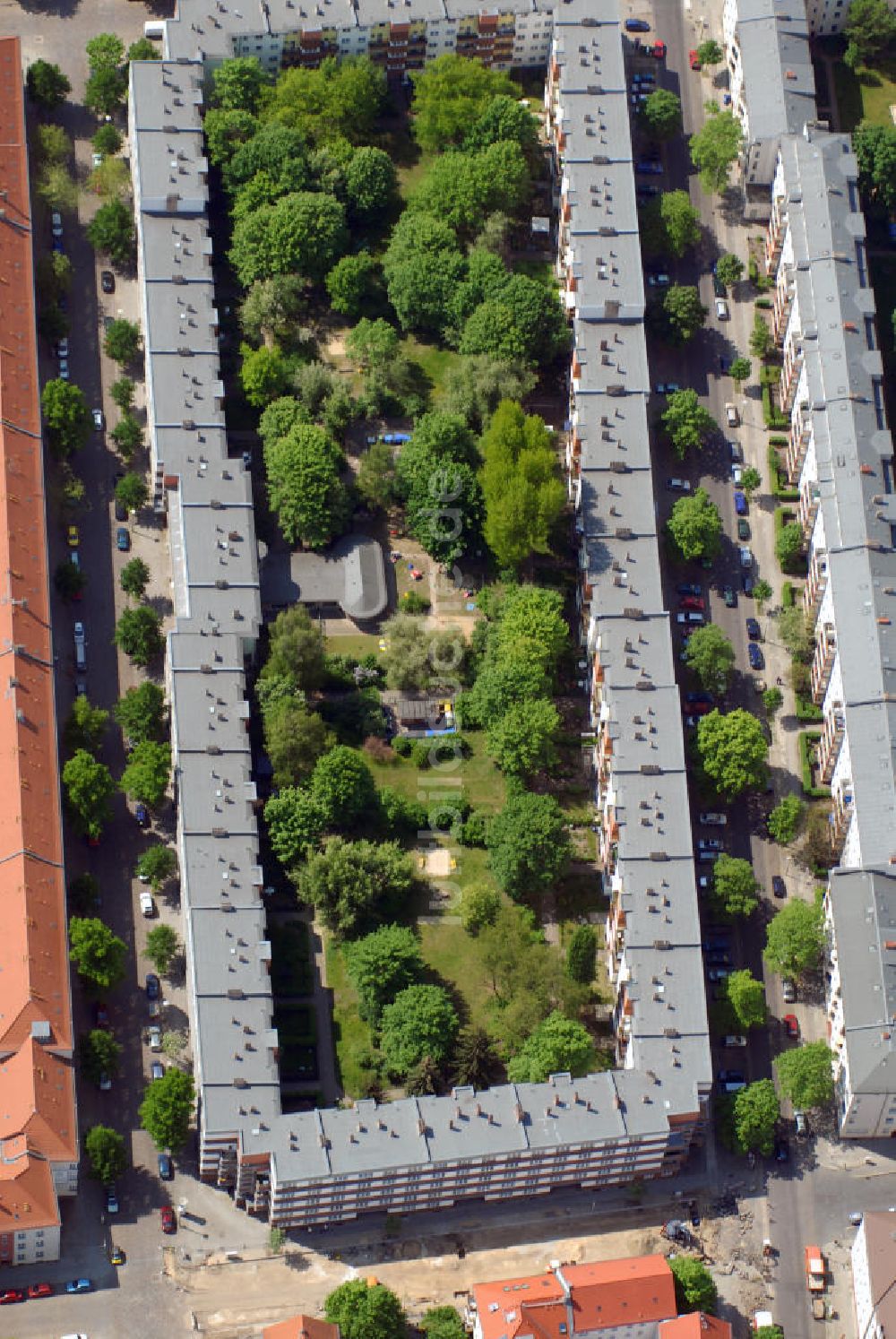 Berlin von oben - Wohnhaus Archenholdstraße Ecke Bitzkestraße