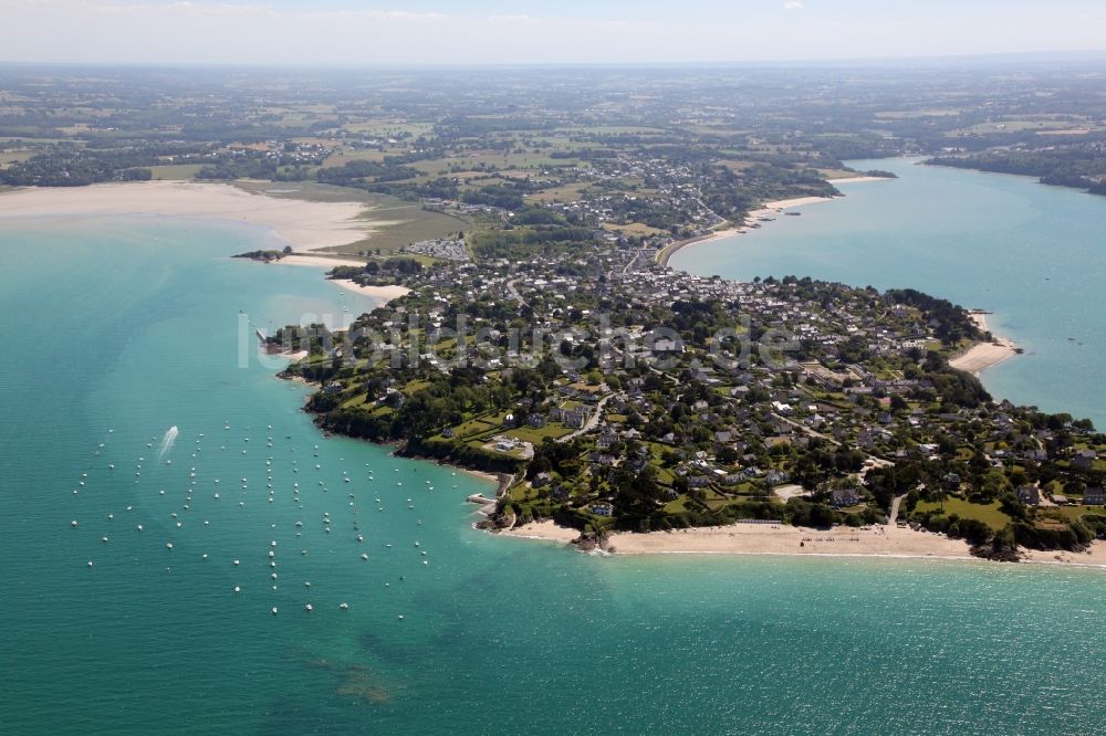 Luftaufnahme Saint-Jacut-de-la-Mer - Wohnhaus- Bebauung auf der Halbinsel von Saint-Jacut-de-la-Mer in Bretagne, Frankreich