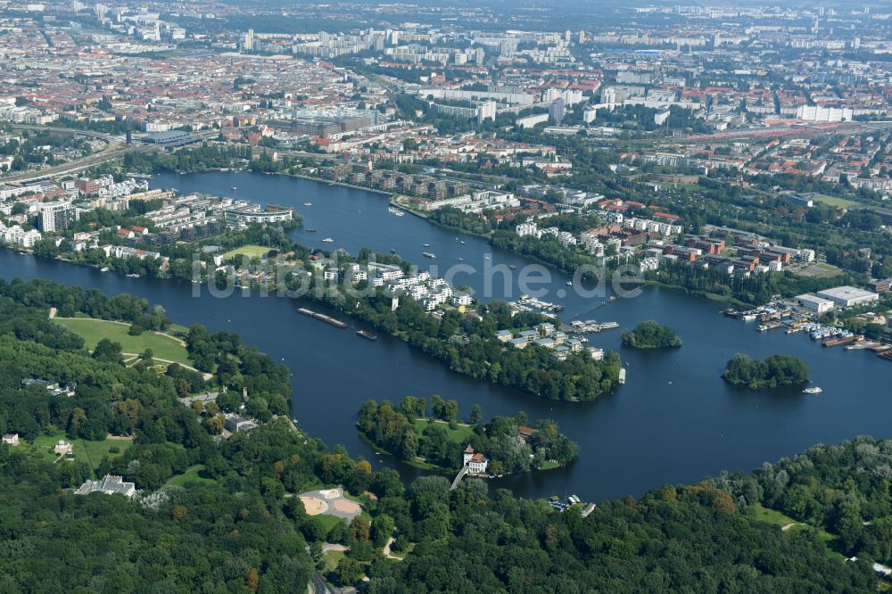 Berlin aus der Vogelperspektive: Wohnhaus- Bebauung auf der Halbinsel Stralau zwischen Spree- Ufer und Rummelsburger See im Ortsteil Bezirk Friedrichshain in Berlin, Deutschland