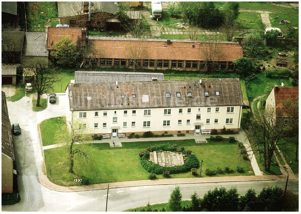 Liesten aus der Vogelperspektive: Wohnhaus Dorfstraße 42 in Liesten / Sachsen - Anhalt 09.05.2002