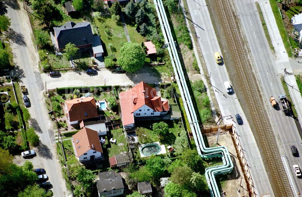 Berlin - Hohenschönhausen aus der Vogelperspektive: Wohnhaus der Familie Günter Schob an der Rhinstraße in Berlin - Hohenschönhausen.