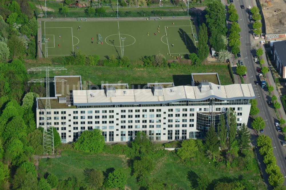 Berlin von oben - Wohnhaus und Fussballplatz im Stadtteil Lichtenberg in Berlin