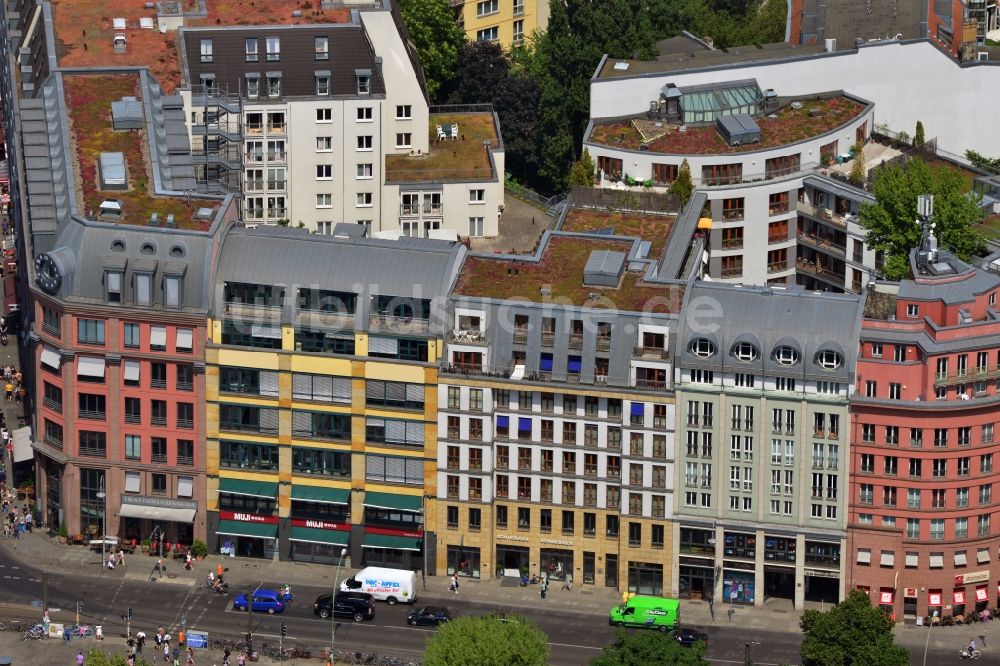 Berlin Mitte aus der Vogelperspektive: Wohnhaus- und Geschäftshaus- Ensemble am Hackeschen Markt in Berlin-Mitte