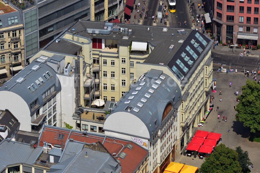 Berlin Mitte von oben - Wohnhaus- und Geschäftshaus- Ensemble am Hackeschen Markt in Berlin-Mitte