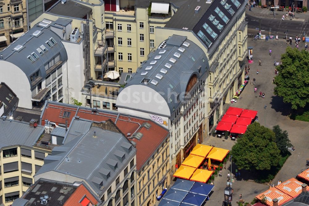 Berlin Mitte aus der Vogelperspektive: Wohnhaus- und Geschäftshaus- Ensemble am Hackeschen Markt in Berlin-Mitte