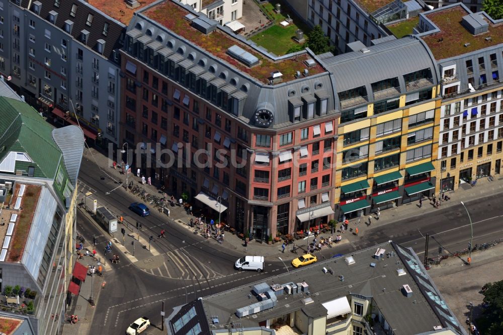 Luftaufnahme Berlin Mitte - Wohnhaus- und Geschäftshaus- Ensemble am Hackeschen Markt in Berlin-Mitte