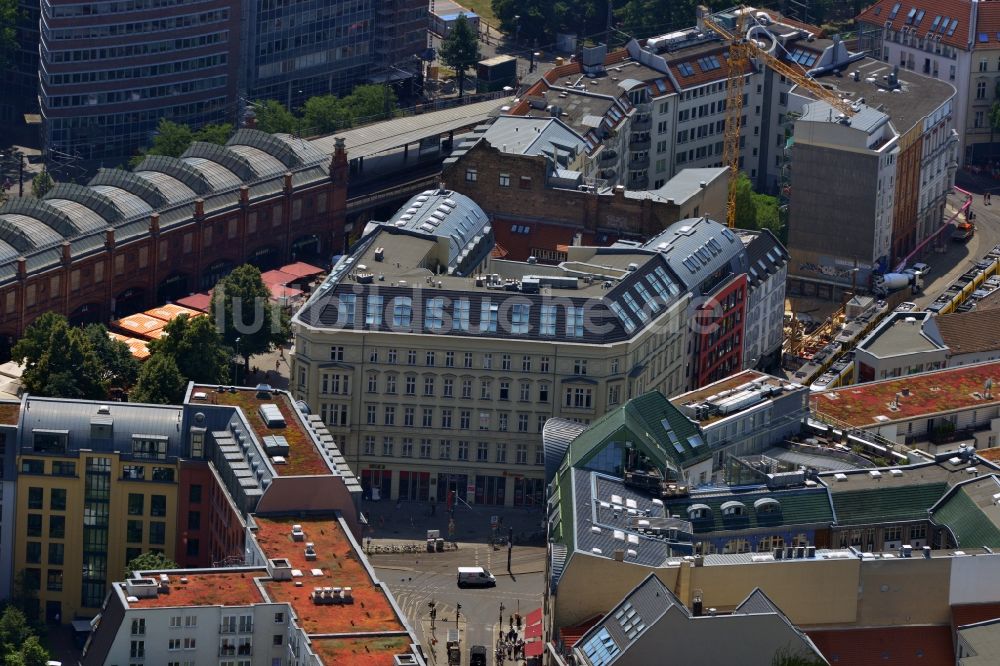 Berlin Mitte aus der Vogelperspektive: Wohnhaus- und Geschäftshaus- Ensemble am Hackeschen Markt in Berlin-Mitte