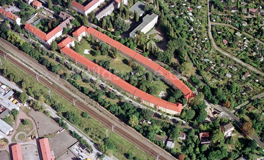 Berlin - Karlshorst von oben - Wohnhaus der HOWOGE mbH am S-Bahnhof Karlshorst in Berlin 31.08.2002