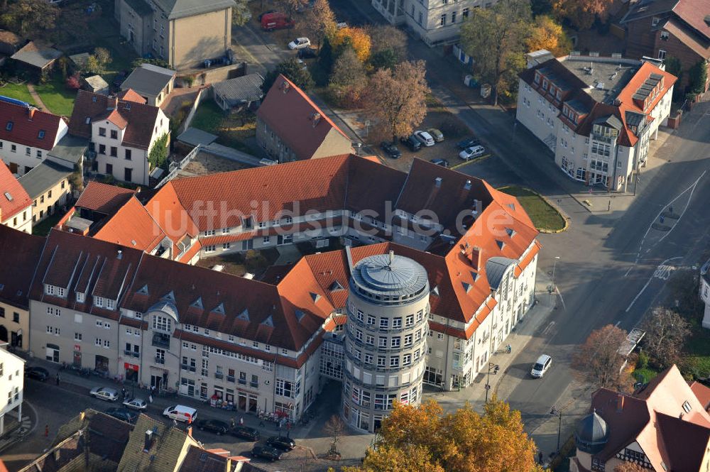 Torgau von oben - Wohnhaus und Ladenstraße in Torgau an der Elbe