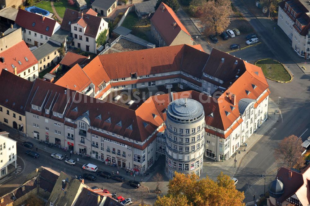 Torgau aus der Vogelperspektive: Wohnhaus und Ladenstraße in Torgau an der Elbe