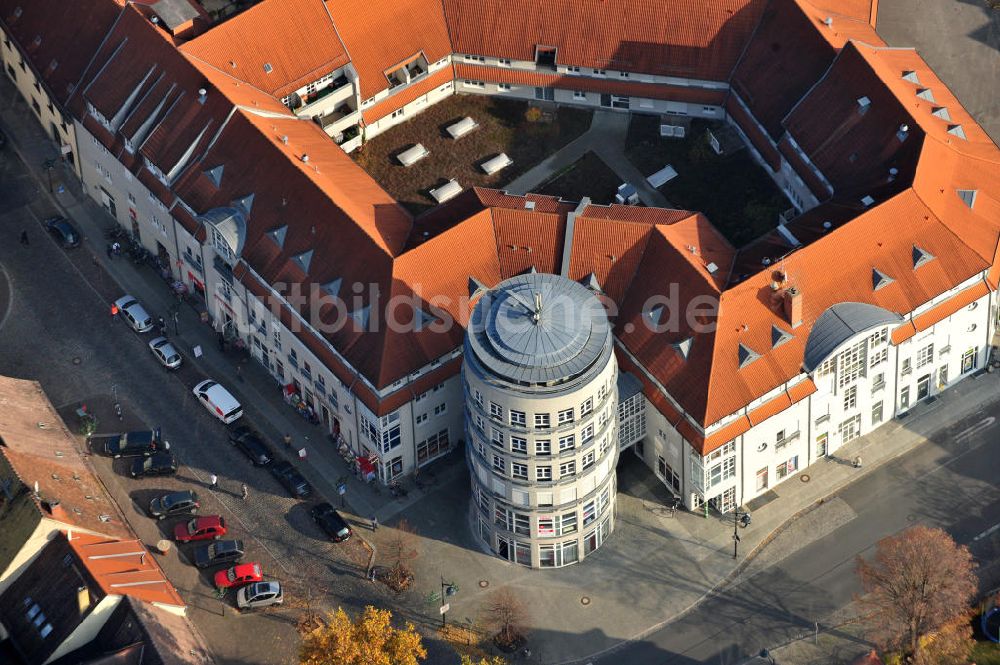 Torgau von oben - Wohnhaus und Ladenstraße in Torgau an der Elbe