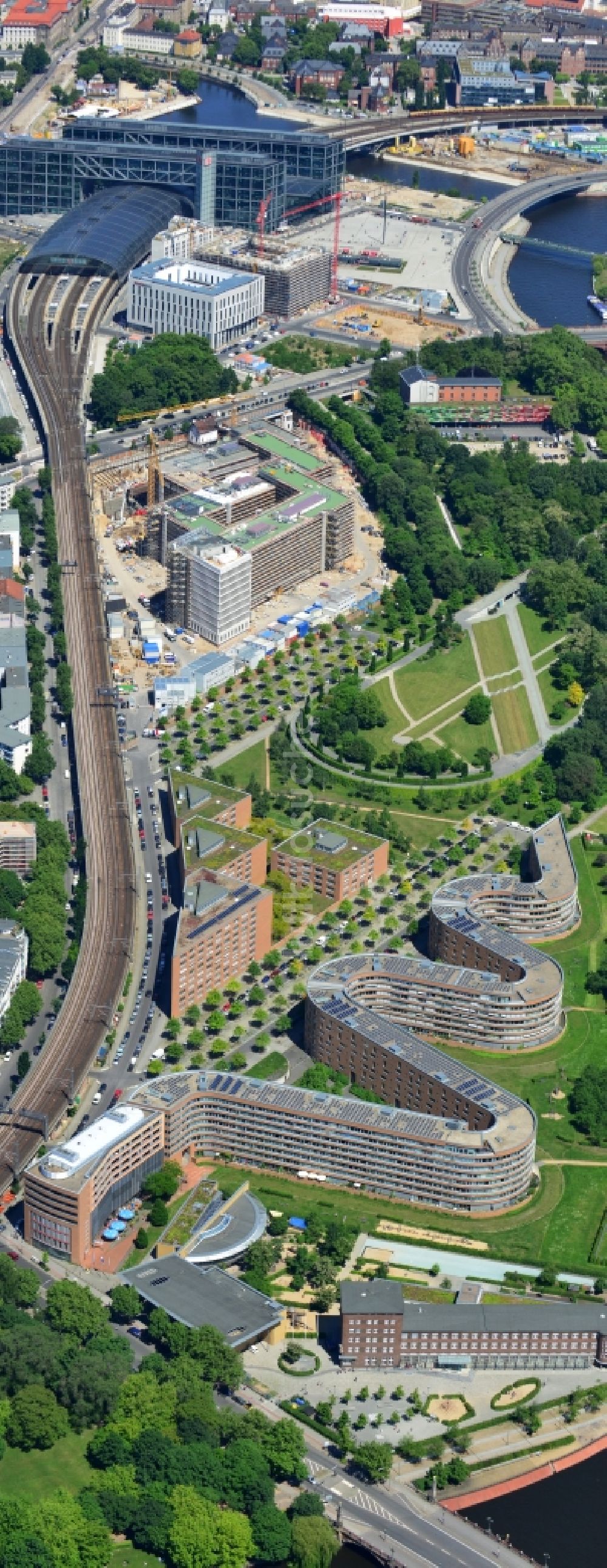 Luftbild Berlin - Wohnhaus am Moabiter Werder am Spreeufer in Berlin