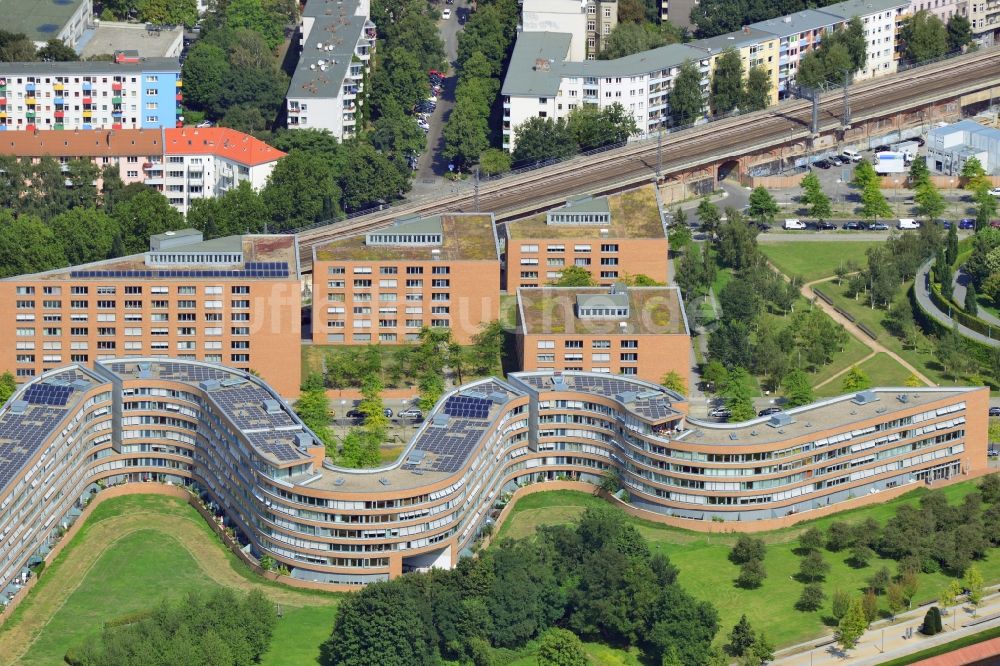 Berlin aus der Vogelperspektive: Wohnhaus am Moabiter Werder am Spreeufer in Berlin