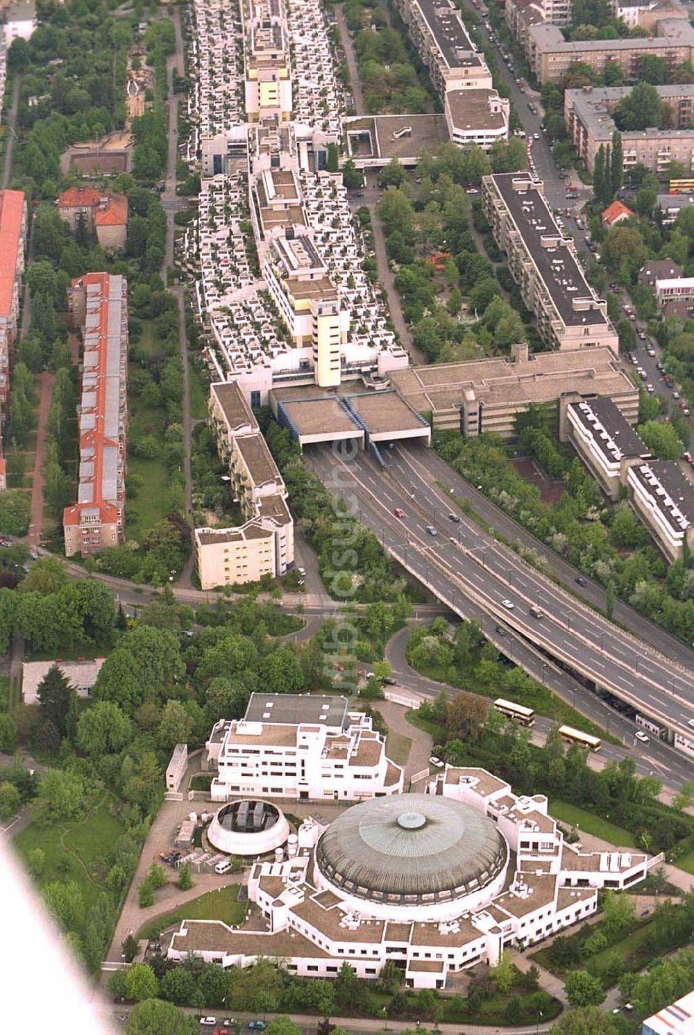 Berlin aus der Vogelperspektive: Wohnhaus an der Schlangenbader Straße.