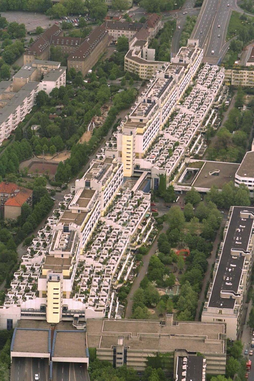 Berlin aus der Vogelperspektive: Wohnhaus an der Schlangenbader Straße