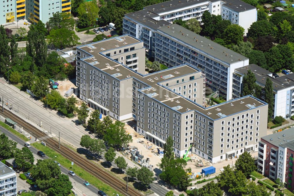 Berlin von oben - Wohnhaus Stendaler Straße Ecke Tangermünder Straße im Ortsteil Hellersdorf in Berlin, Deutschland