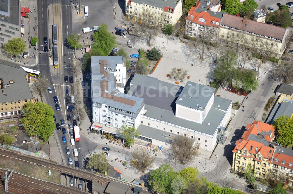 Luftaufnahme Berlin - Wohnhaus an der Treskowallee und die Schostakowitsch-Musikschule an der Stolzenfelsstraße in Berlin-Karlshorst