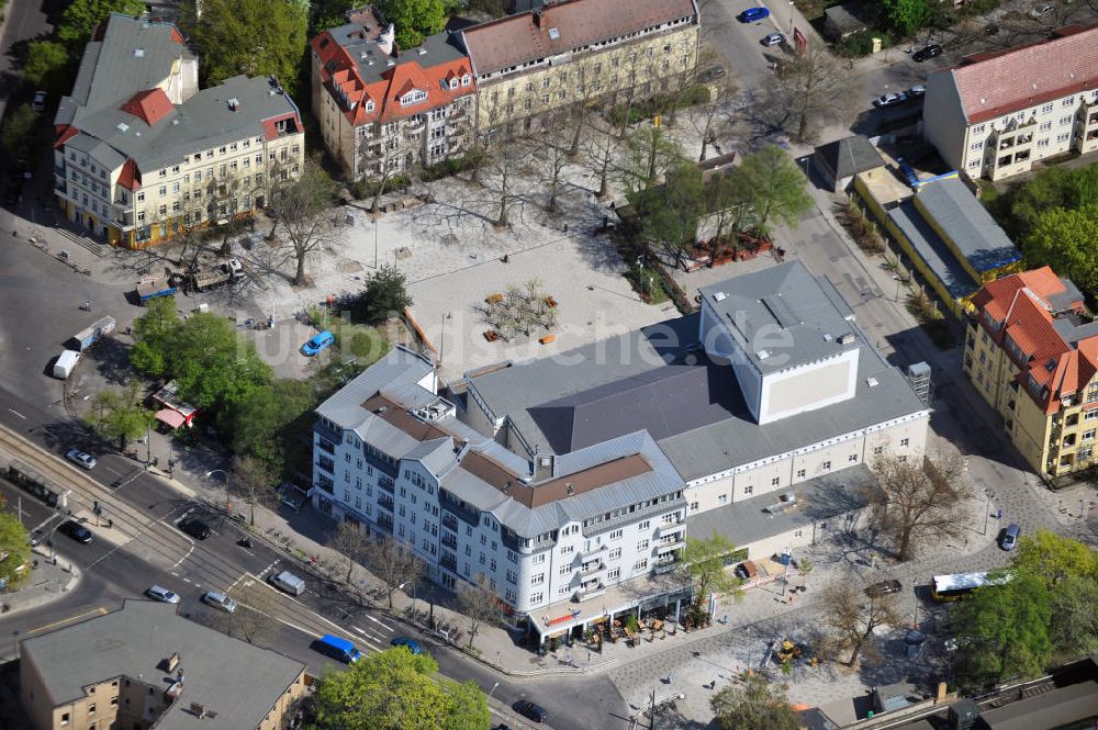 Berlin von oben - Wohnhaus an der Treskowallee und die Schostakowitsch-Musikschule an der Stolzenfelsstraße in Berlin-Karlshorst