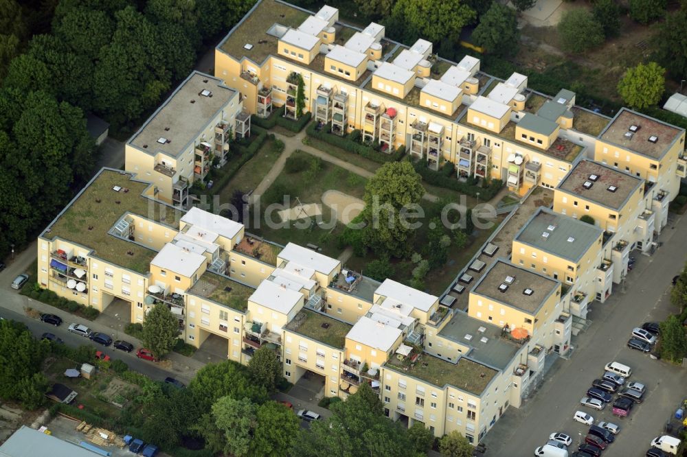 Berlin von oben - Wohnhausanlage an der Charlotte-E.-Pauly-Straße im Ortsteil Friedrichshagen im Bezirk Treptow-Köpenick in Berlin