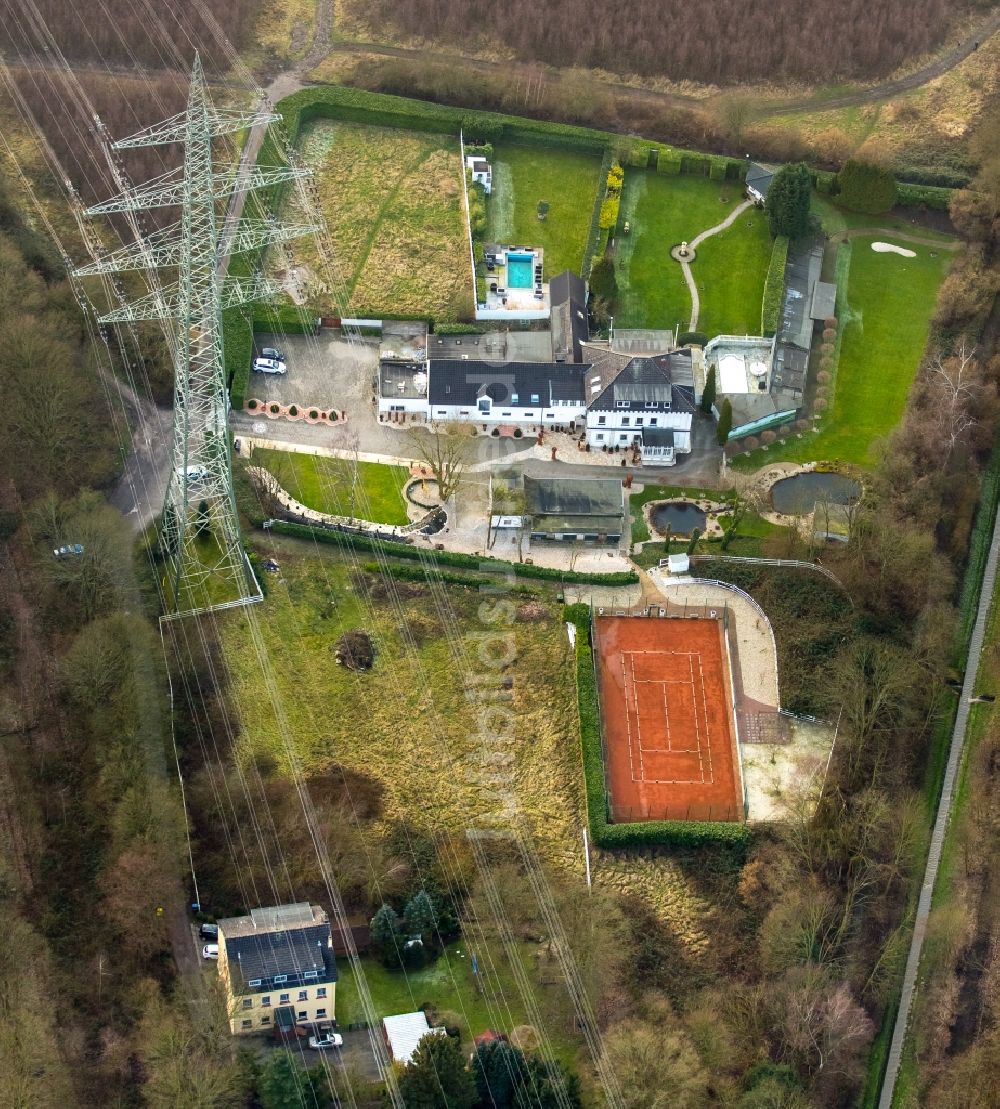 Bochum von oben - Wohnhausanlage an der Hollandstraße mit Sport- und Tennisplatz in Wattenscheid im Bundesland Nordrhein-Westfalen