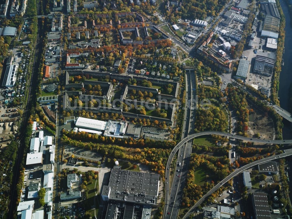 Luftbild Berlin - Wohnhausanlage an der Oberlandstraße und Autobahn A100 im Bezirk Tempelhof-Schöneberg in Berlin