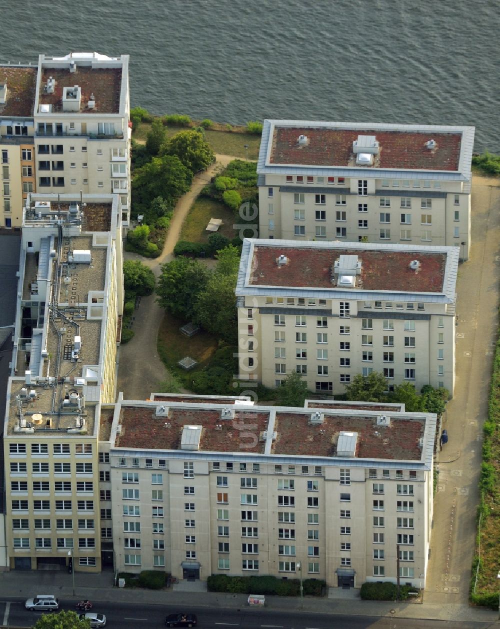 Luftaufnahme Berlin - Wohnhausanlage am Spreeufer im Ortsteil Köpenick im Bezirk Treptow-Köpenick in Berlin