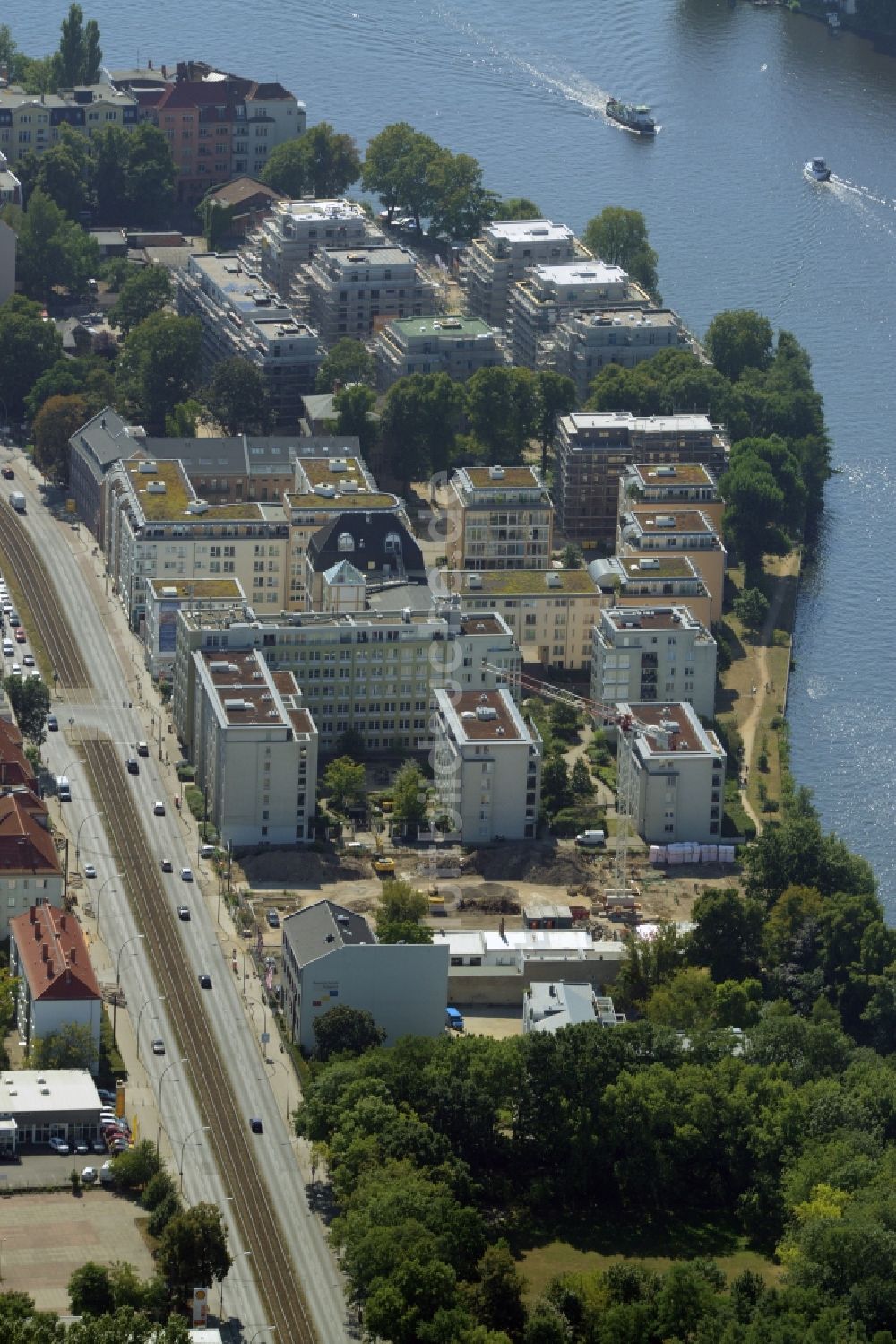 Berlin aus der Vogelperspektive: Wohnhausanlage am Spreeufer im Ortsteil Köpenick im Bezirk Treptow-Köpenick in Berlin