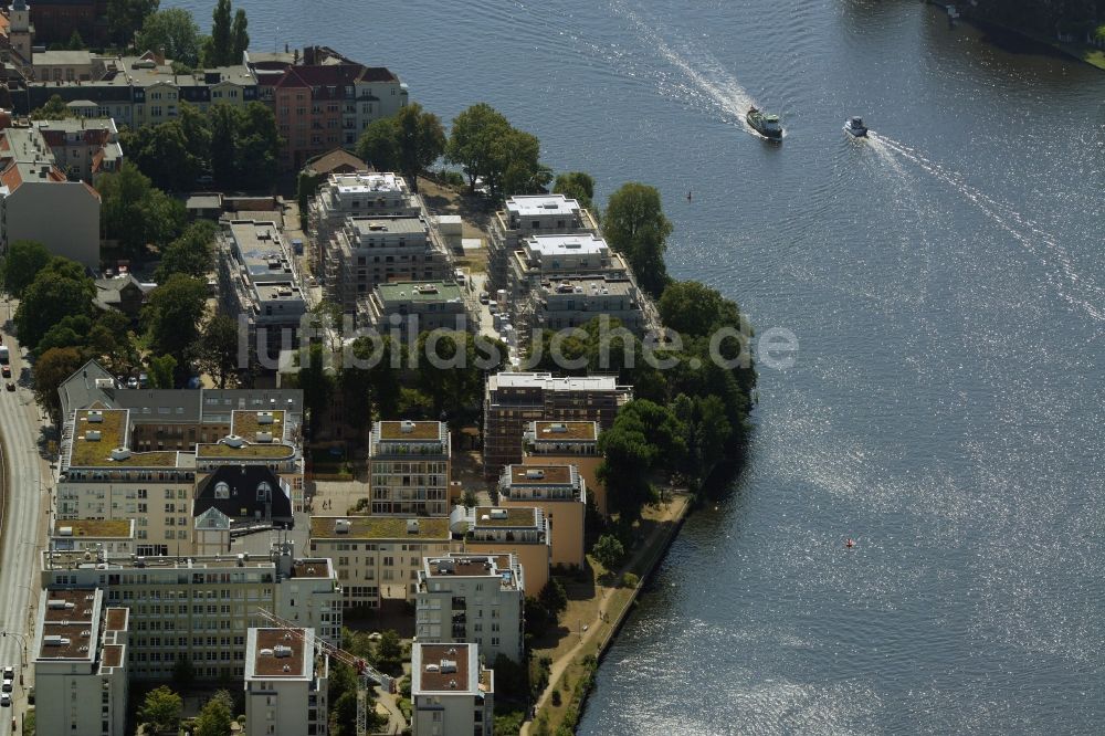 Luftaufnahme Berlin - Wohnhausanlage am Spreeufer im Ortsteil Köpenick im Bezirk Treptow-Köpenick in Berlin