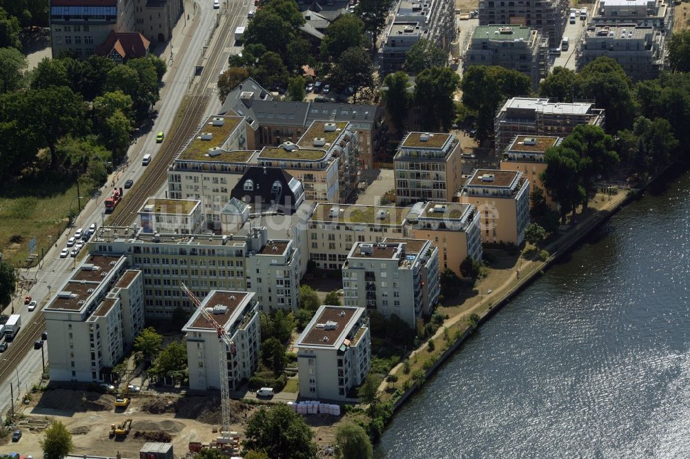 Berlin von oben - Wohnhausanlage am Spreeufer im Ortsteil Köpenick im Bezirk Treptow-Köpenick in Berlin