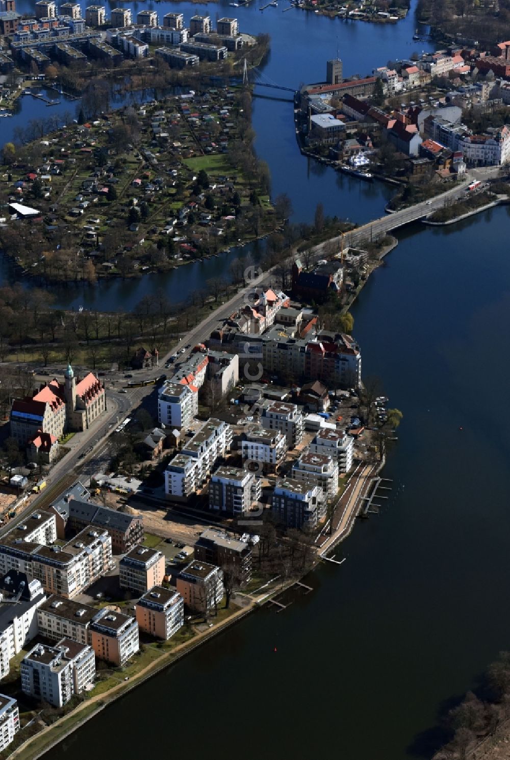 Berlin aus der Vogelperspektive: Wohnhausanlage am Spreeufer im Ortsteil Köpenick im Bezirk Treptow-Köpenick in Berlin