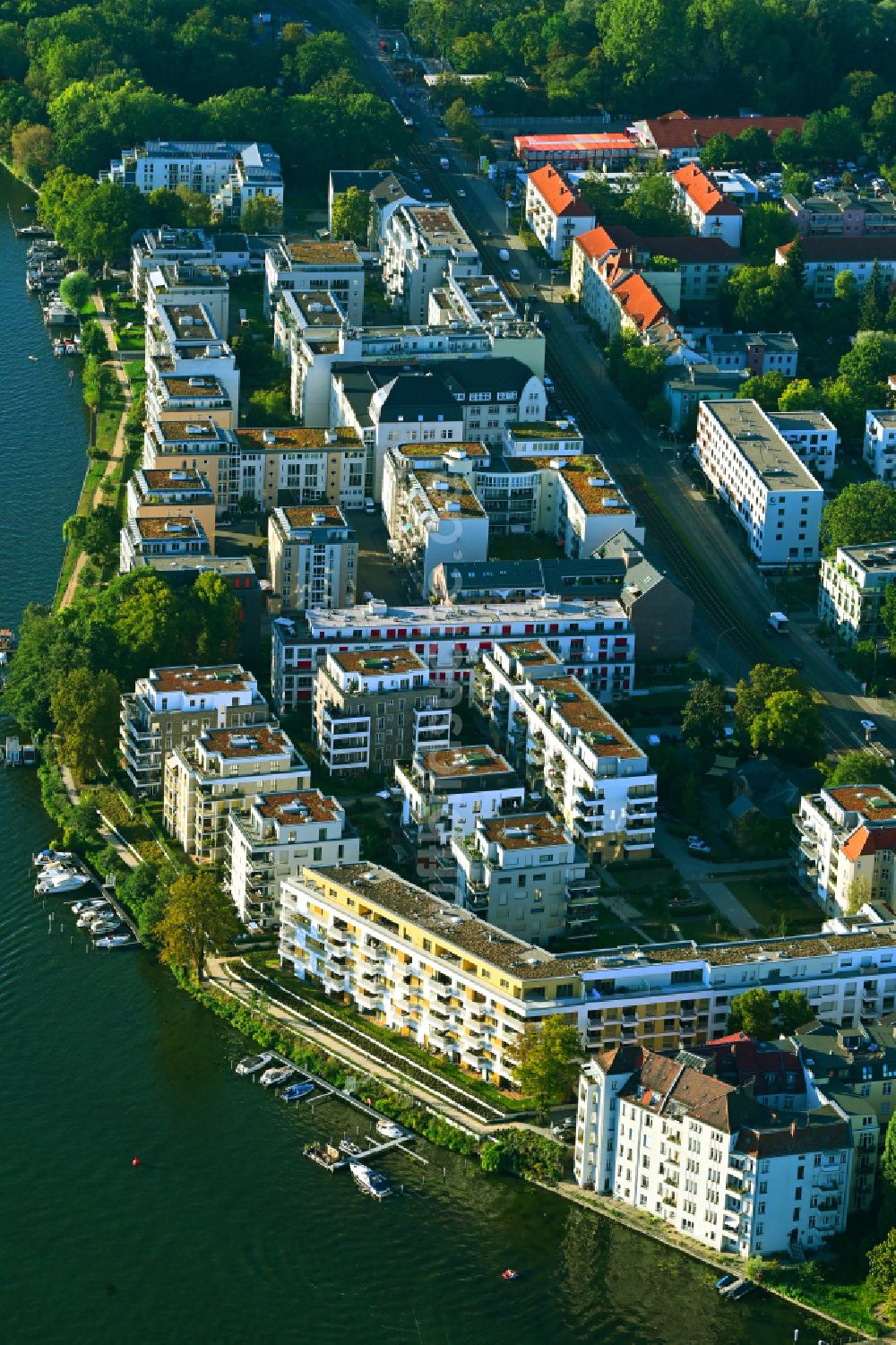 Luftaufnahme Berlin - Wohnhausanlage Uferkrone am Spreeufer im Ortsteil Köpenick im Bezirk Köpenick in Berlin