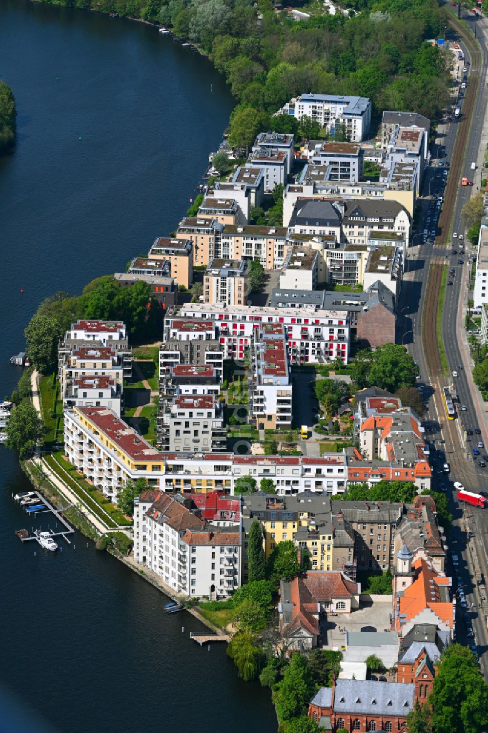 Luftbild Berlin - Wohnhausanlage Uferkrone am Spreeufer im Ortsteil Köpenick im Bezirk Köpenick in Berlin