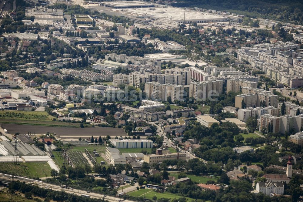 Wien aus der Vogelperspektive: Wohnhausanlagen und Wohngebiet an der Etrichstraße im Stadtteil Kaiserebersdorf im Bezirk Simmering in Wien in Österreich