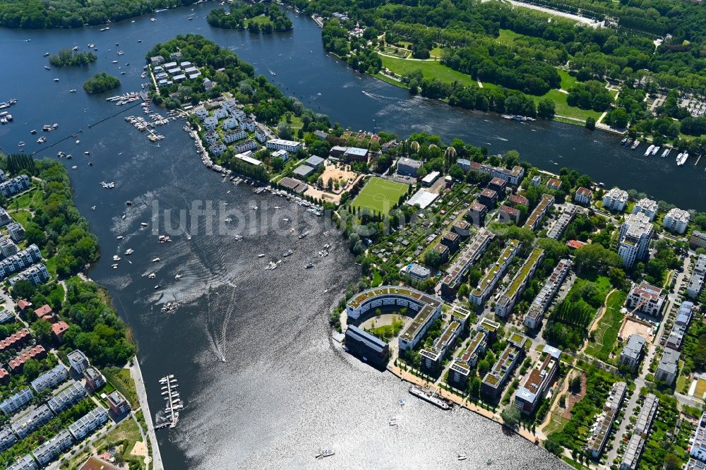 Luftaufnahme Berlin - Wohnhausbebauung auf der Halbinsel Stralau im Ortsteil Friedrichshain in Berlin, Deutschland