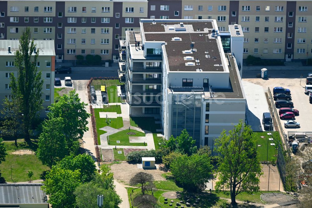 Bernau aus der Vogelperspektive: Wohnheim Wohnpflegeheim - Gebäude an der Hermann-Duncker-Straße in Bernau im Bundesland Brandenburg, Deutschland