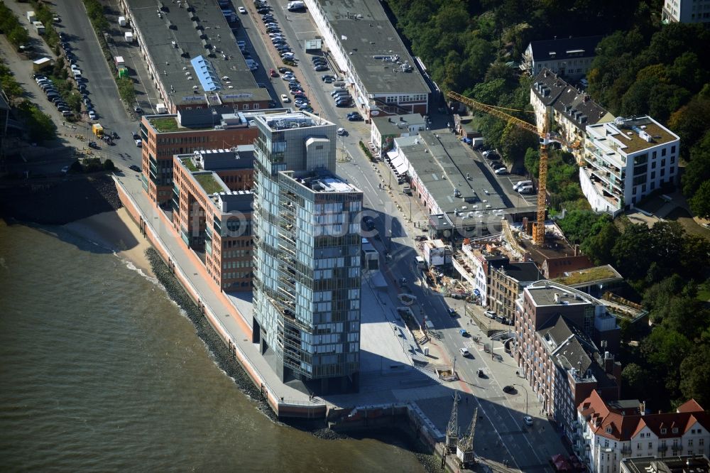 Hamburg aus der Vogelperspektive: Wohnhochhaus Kristall an der Großen Elbstraße in Altona in Hamburg