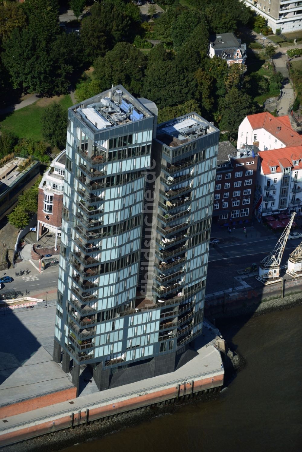 Hamburg aus der Vogelperspektive: Wohnhochhaus Kristall an der Großen Elbstraße in Altona in Hamburg