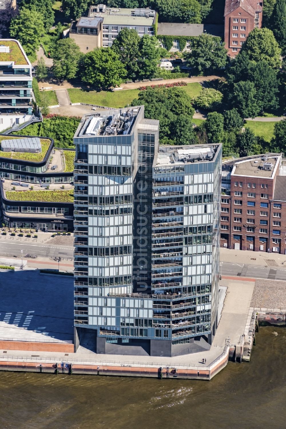 Hamburg von oben - Wohnhochhaus Kristall an der Großen Elbstraße in Altona in Hamburg