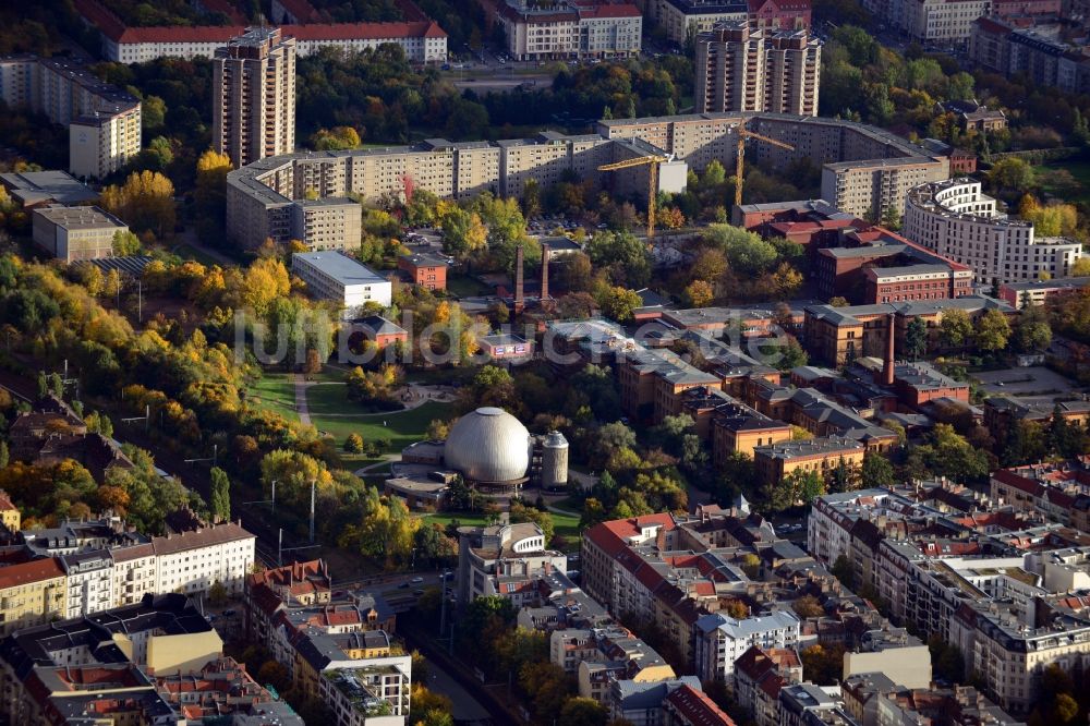 Berlin aus der Vogelperspektive: Wohnhäuser entlang der S-Bahn Schienen mit Zeiss-Großplaneterium und Neubau der Wohnanalage Ella in Berlin - Prenzlauer Berg