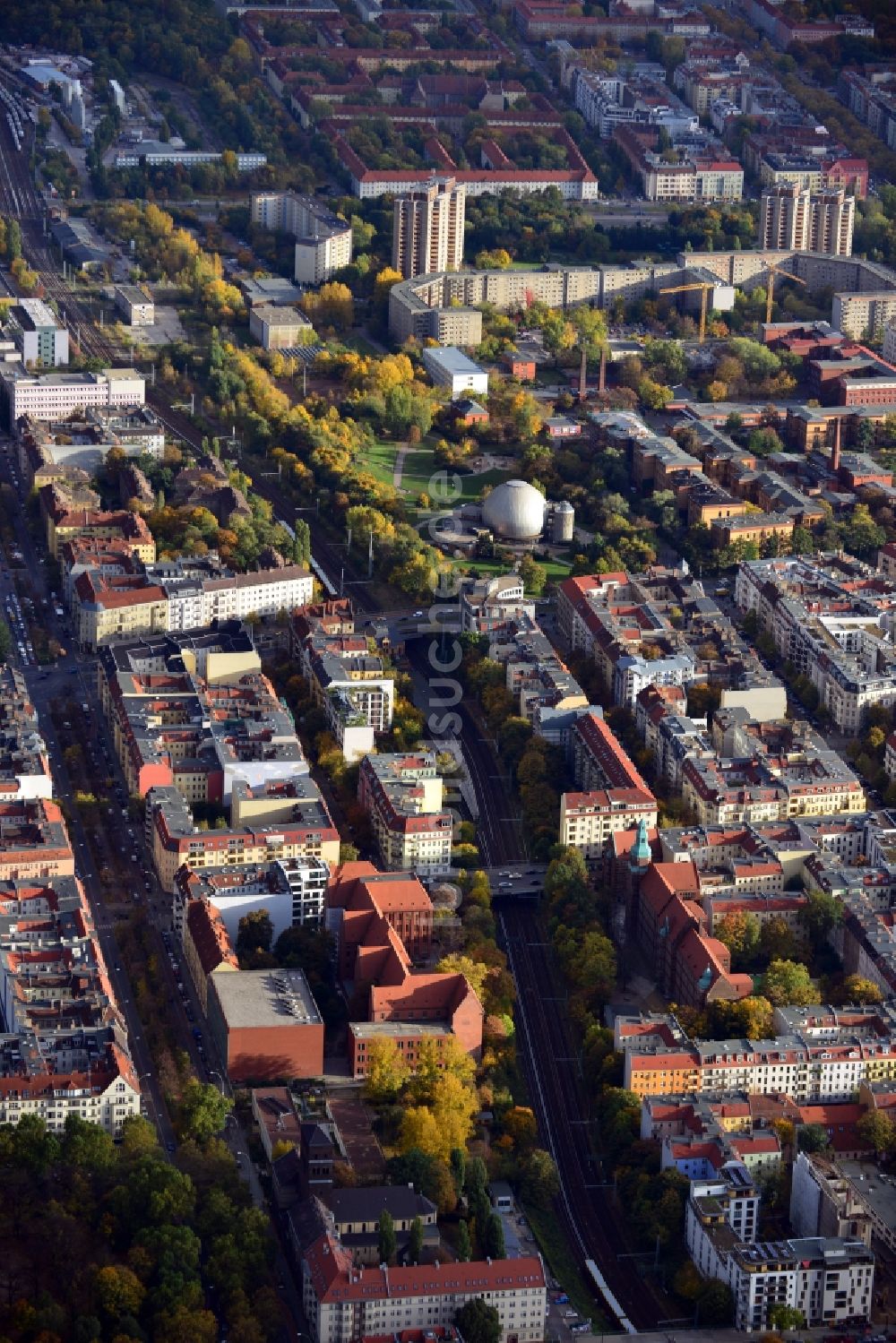 Luftbild Berlin - Wohnhäuser entlang der S-Bahn Schienen mit Zeiss-Großplaneterium und Neubau der Wohnanalage Ella in Berlin - Prenzlauer Berg